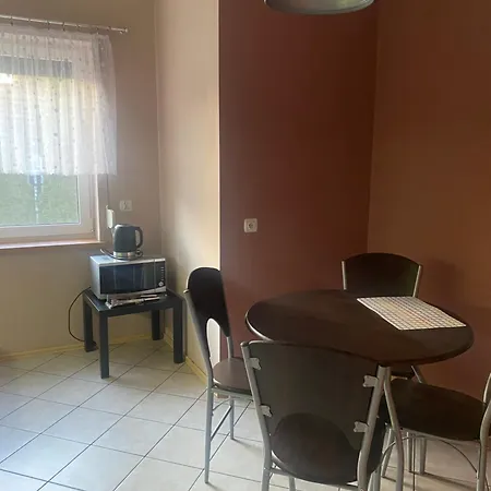 Сasa de vacaciones Dom Z Kominkiem Nad Jeziorem W Przybrodzinie