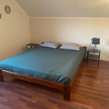 Сasa de vacaciones Dom Z Kominkiem Nad Jeziorem W Przybrodzinie Powidz (Slupca)