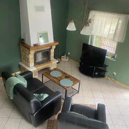 Сasa de vacaciones Dom Z Kominkiem Nad Jeziorem W Przybrodzinie Powidz (Slupca)