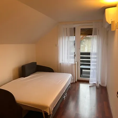 Semesterbostad Dom Nad Jeziorem W Przybrodzinie Przybrodzin